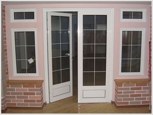 Двери с окнами: фото варианты входных и межкомнатных
