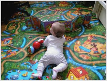 Как детский коврик из вспененного полиэтилена поможет малышам избежать переохлаждений при играх на полу