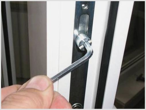 Как отрегулировать межкомнатную дверь, чтобы не закрывалась