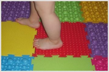 Использования детского ортопедического коврика для профилактики плоскостопия