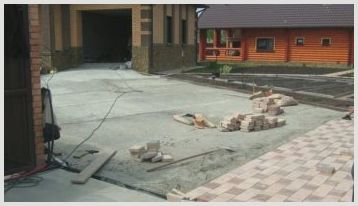 Преимущества и недостатки укладки тротуарной плитки на бетонное основание