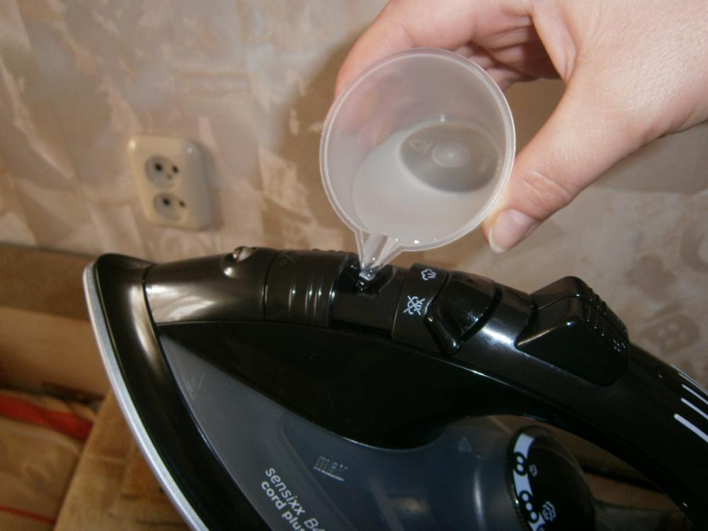 Что делать, если в утюге зацвела вода и как почистить, как очистить в утюге резервуар для воды.
