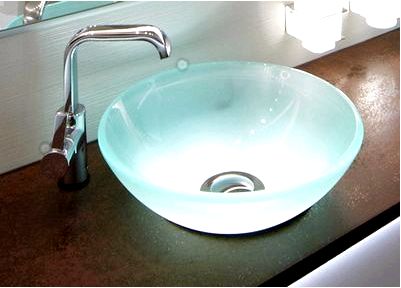 Стеклянные умывальники и смеситель «водопад» для ванной комнаты