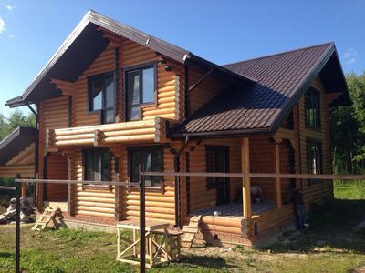 Как построить дом из оцилиндрованного бревна и обработать древесину