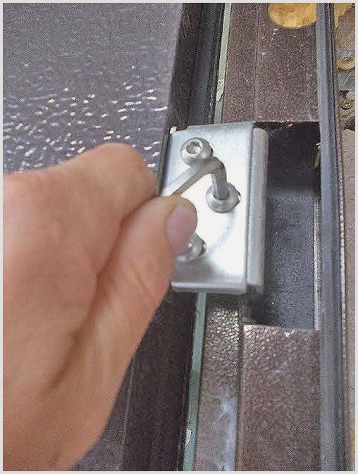 Как отрегулировать петли на металлической или межкомнатной двери