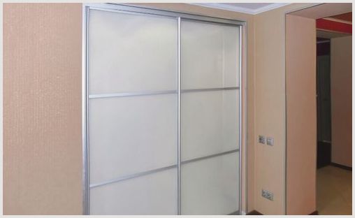 Двери с белым стеклом в современном интерьере