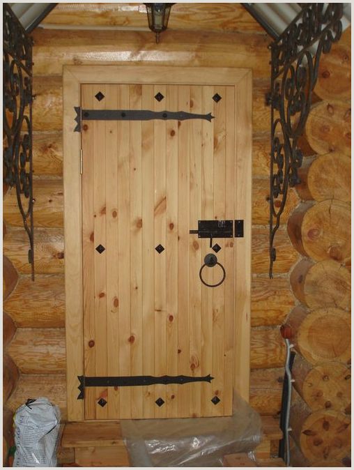 Двери в баню: от изготовления до установки