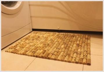 Изготовление красивого и практичного коврика из пробок от вина в ванную комнату