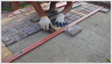 Как оборудовать уклон при укладке тротуарных плиток, его назначение и этапы работ