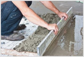 Как своими руками быстро сделать бетонную стяжку во дворе частного дома?