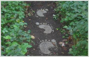 Как укладывать тротуарную плитку «следы великана», преимущества и особенности покрытия