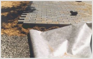Как выполняется укладка геотекстиля под тротуарную плитку, его плюсы и минусы