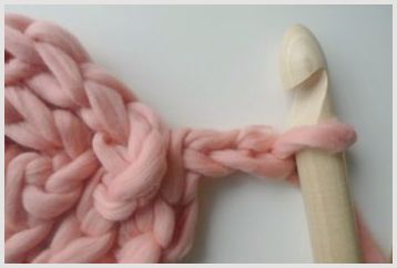 Виды связанных крючком объемных ковриков, пошаговая технология вязания и схема одного из них
