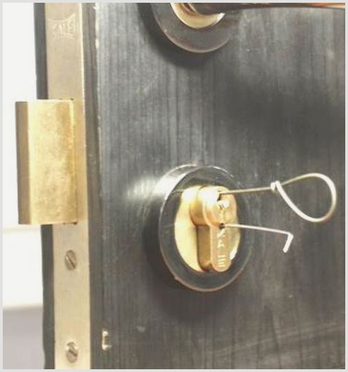 Как открыть дверь, если сломался ключ или замок