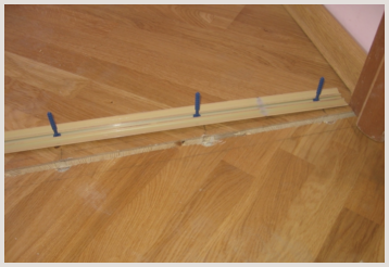 Как постелить линолеум на деревянном полу своими руками: этапы работ и нюансы укладки