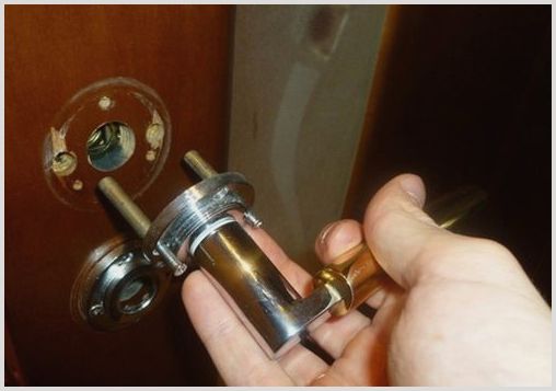 Как разобрать ручку межкомнатной двери без помощи мастера