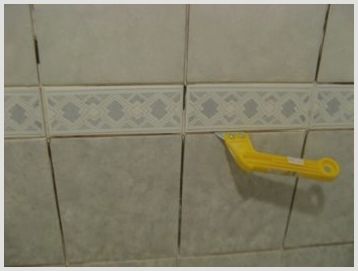 Способы, как выполняется обновление старых швов между плиткой в ванной без повреждения кафеля