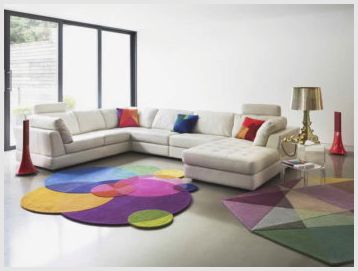 Привлекательные разноцветные ковры в сочетании с различными элементами интерьера