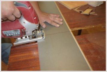 Чем необходимо резать ламели ламината при монтаже напольного покрытия?