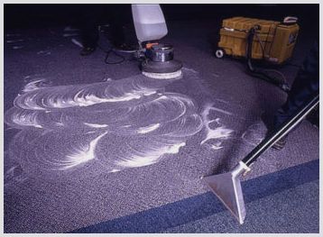 Несколько способов химчистки ковролина в офисах и жилых помещениях, нюансы очистки