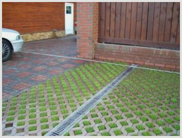 Использование тротуарной плитки с отверстиями для травы для оформления парковок или зон отдыха