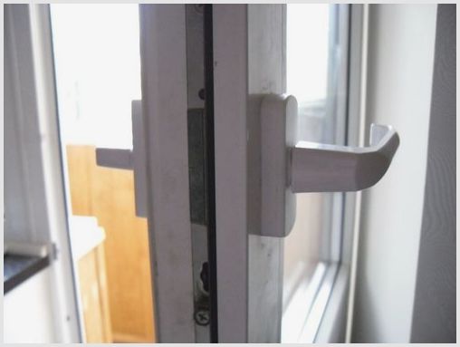 Пластиковая балконная дверь: установка ручки, защелки и замка