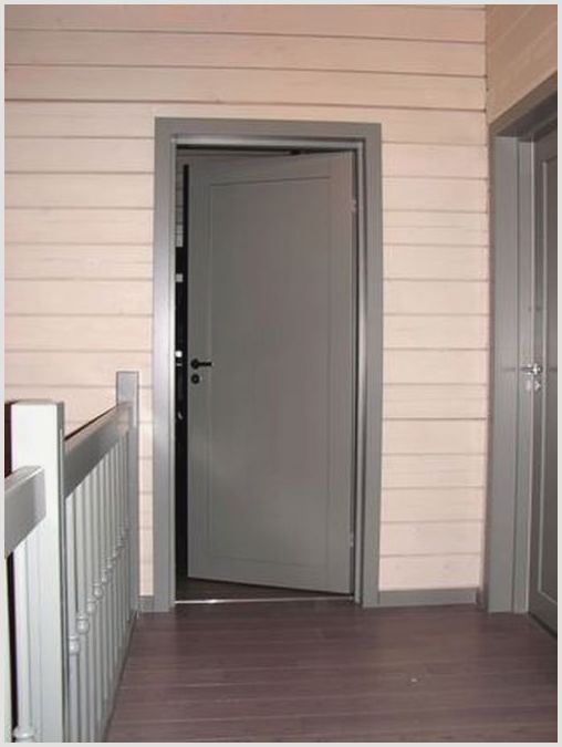 Серые входные и межкомнатные двери в интерьере
