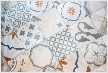 «Лоскутный» дизайн напольными плитками пэчворк: красиво и престижно