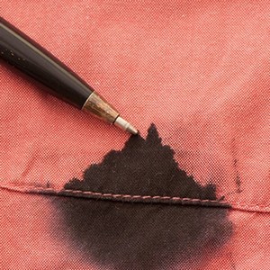 Чем отстирать чернила от ручки с одежды в домашних условиях - уникальный способ!