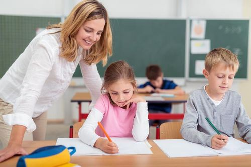 Что должен сделать педагог перед тем, как войти в класс?
