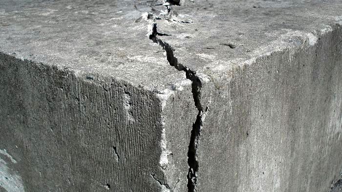 Почему трескается бетон: причины и значение трещин