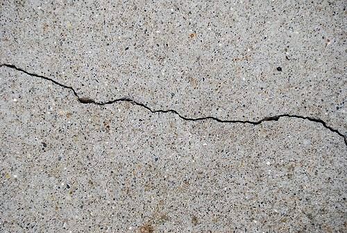 Почему трескается бетон: причины и значение трещин — Офремонт