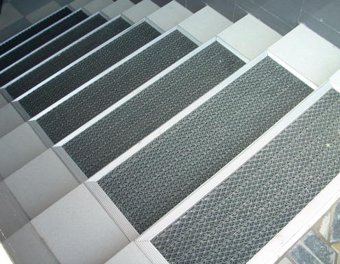 Резиновые коврики для лестниц: Повышение безопасности, комфорта и стиля